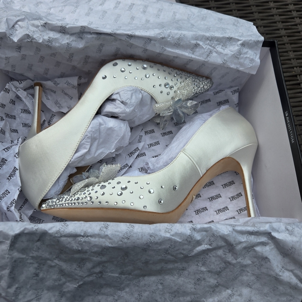 Badgley Mischka Halo White Flower Crystal Embellished Pointed Toe Heels NEW - Picture 10 of 14
